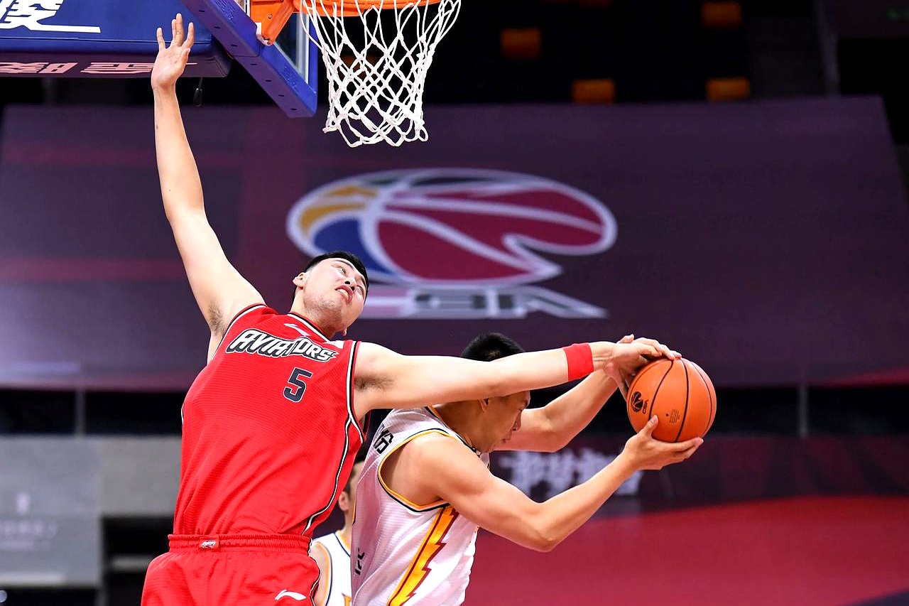 转会期突围战来临，山东男篮围绕NBA常规赛官宣签约，引发热议，临场指挥获称赞的简单介绍